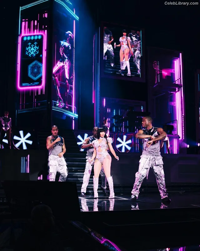 Nicki Minaj photo 14 of 983
