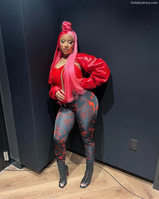 Nicki Minaj photo 1 of 983
