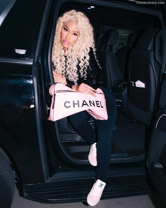 Nicki Minaj photo 1 of 983