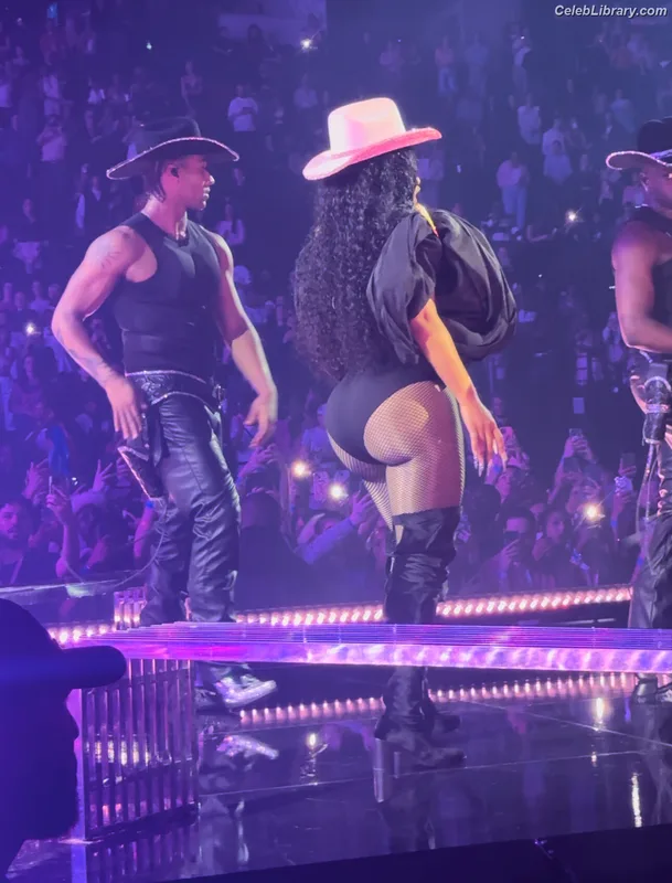 Nicki Minaj photo 1 of 983
