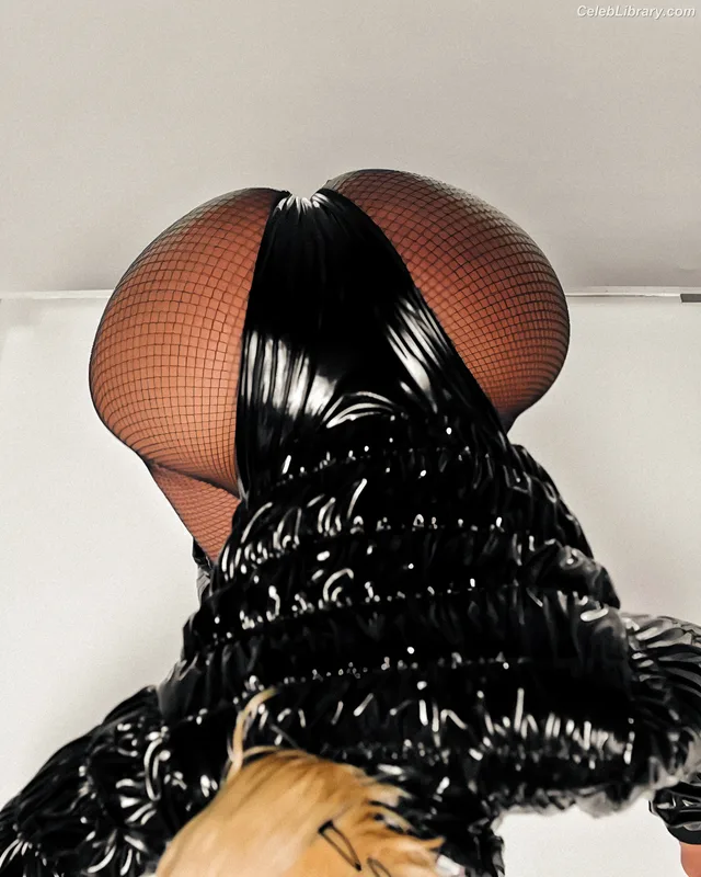 Nicki Minaj photo 1 of 983