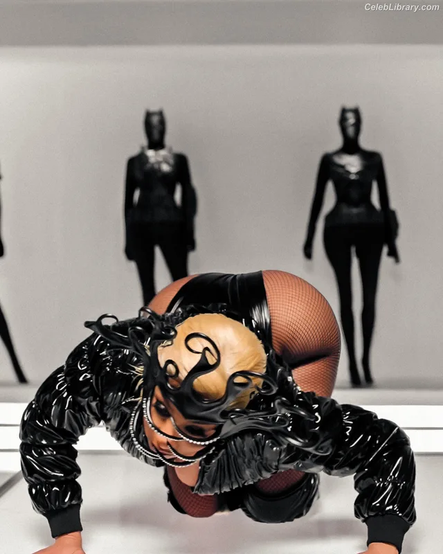 Nicki Minaj photo 3 of 983