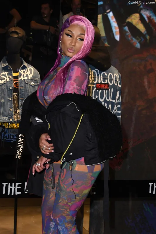 Nicki Minaj photo 1 of 983