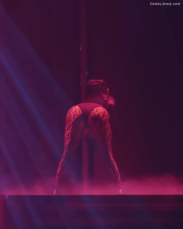 Nicki Minaj photo 1 of 983