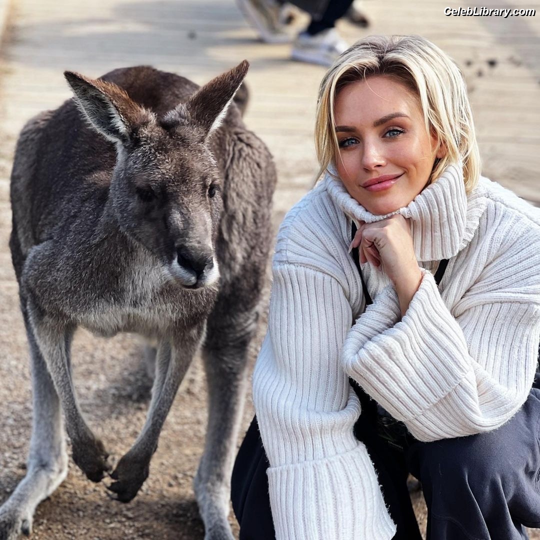Nicky Whelan photo 16 of 140