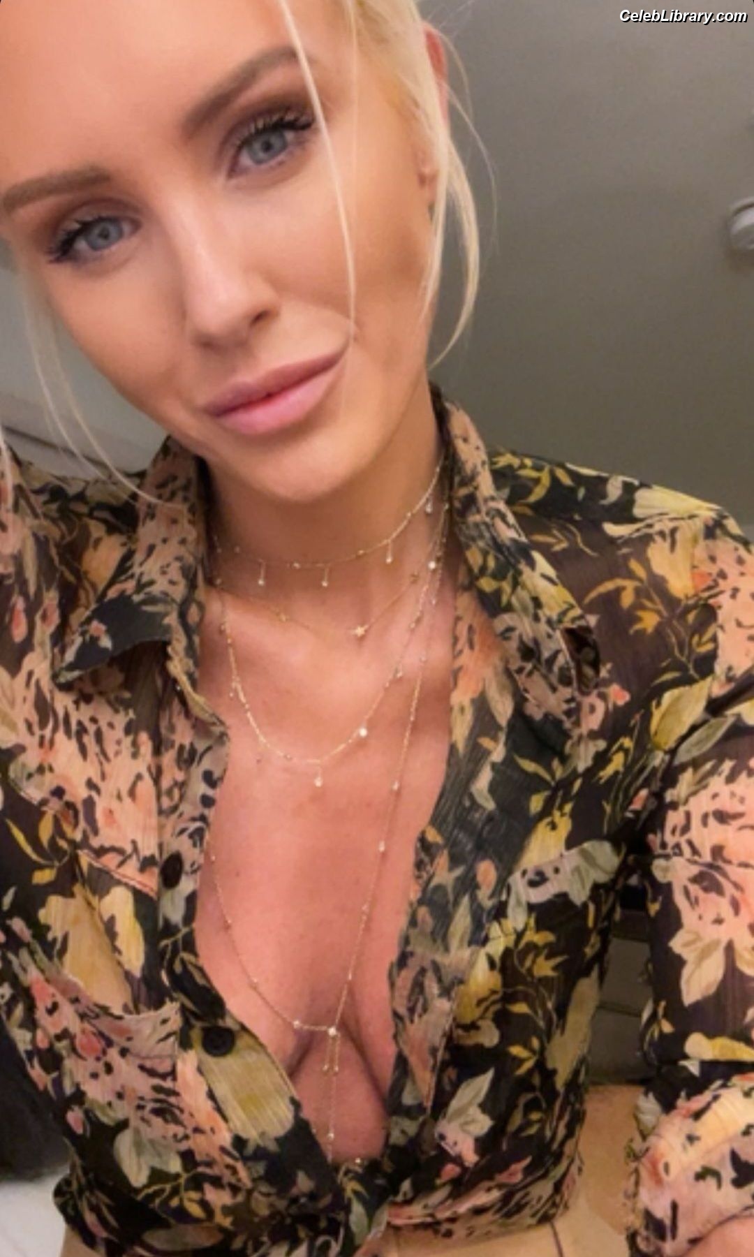 Nicky Whelan photo 17 of 140