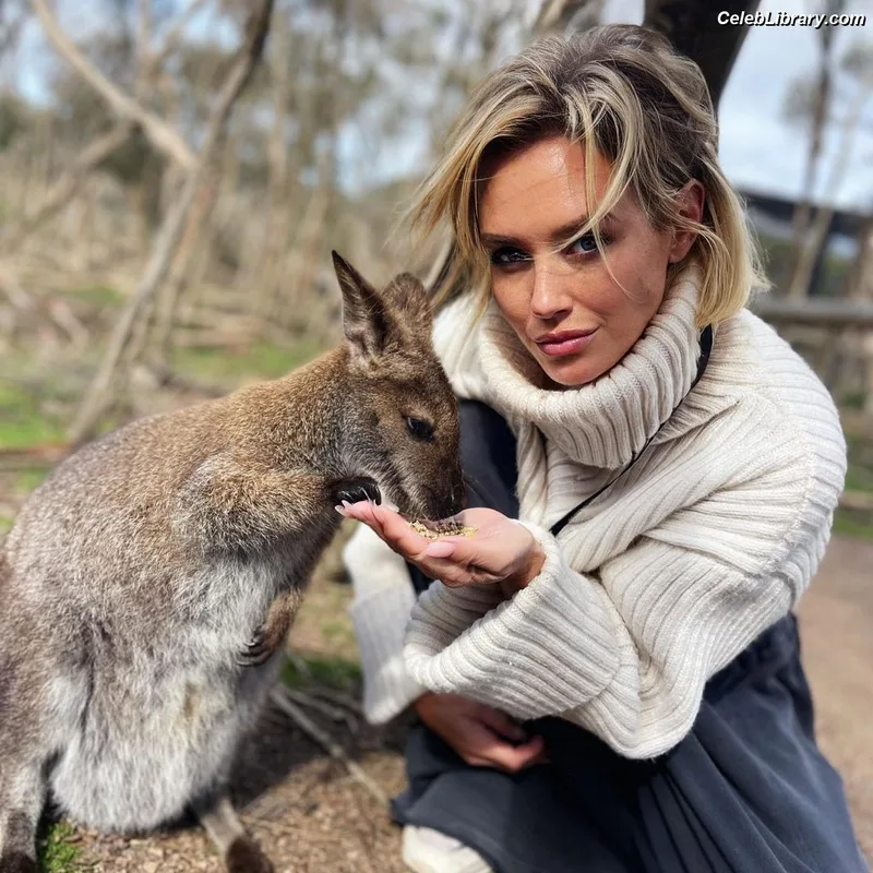 Nicky Whelan photo 17 of 140