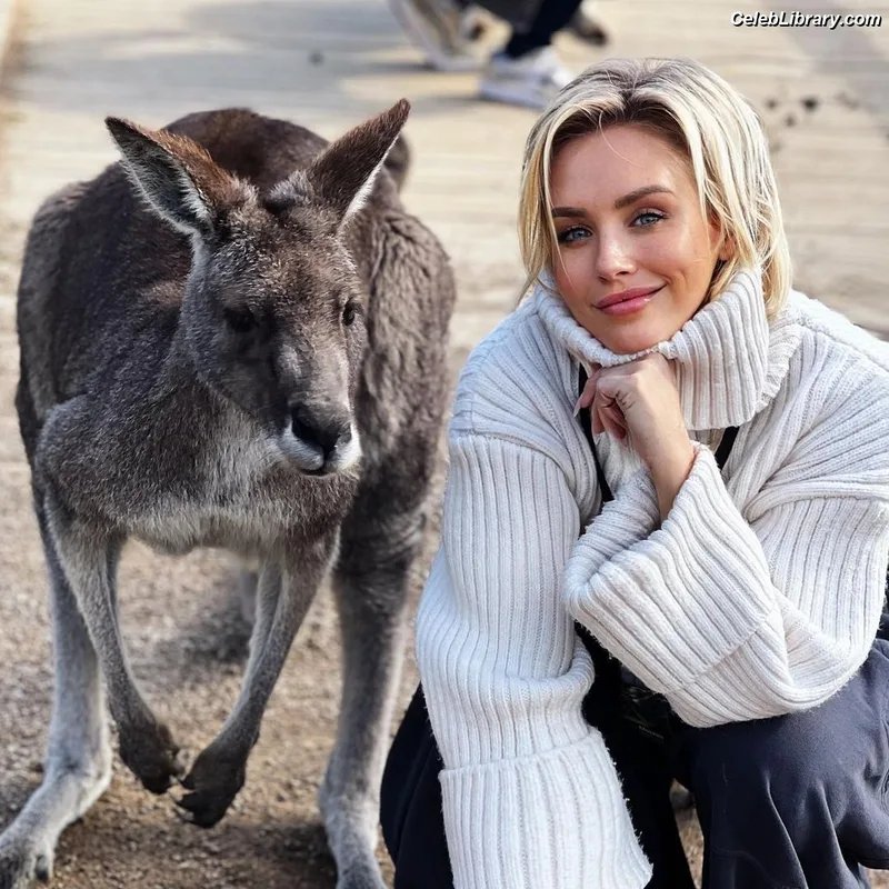Nicky Whelan photo 18 of 140