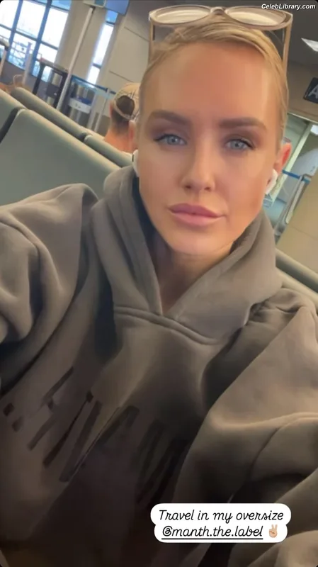 Nicky Whelan photo 18 of 140