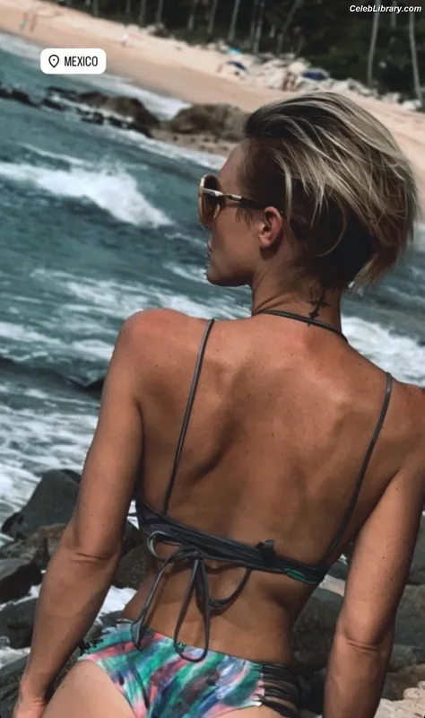 Nicky Whelan photo 1 of 140