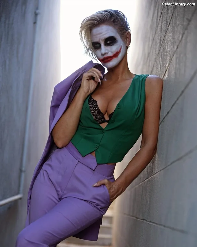 Nicky Whelan photo 18 of 140