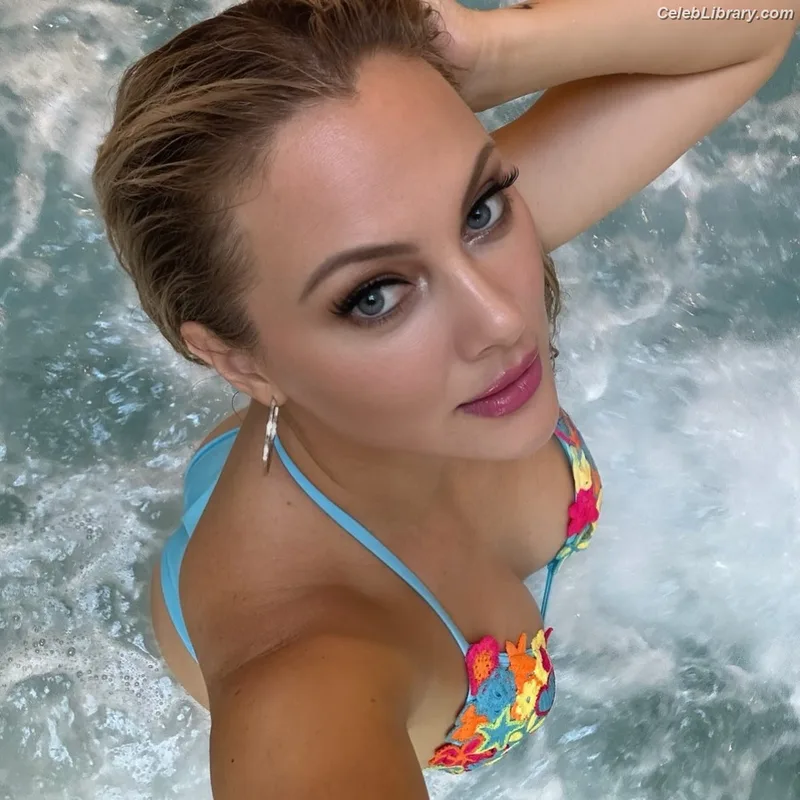 Nicole Arbour photo 13 of 109