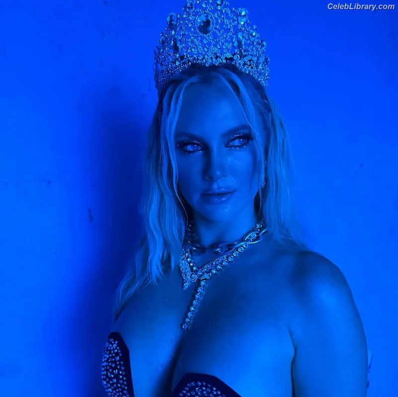 Nicole Arbour photo 14 of 109