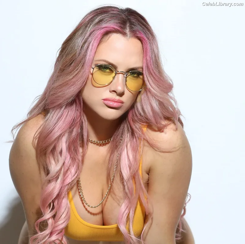 Nicole Arbour photo 9 of 109