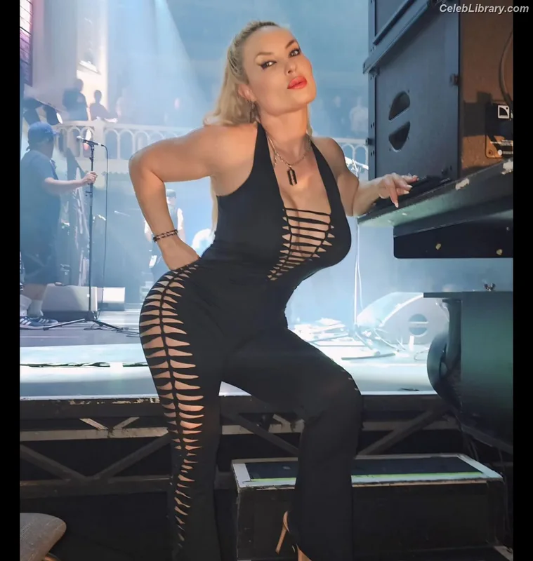 Nicole Coco Austin photo 1 of 1507
