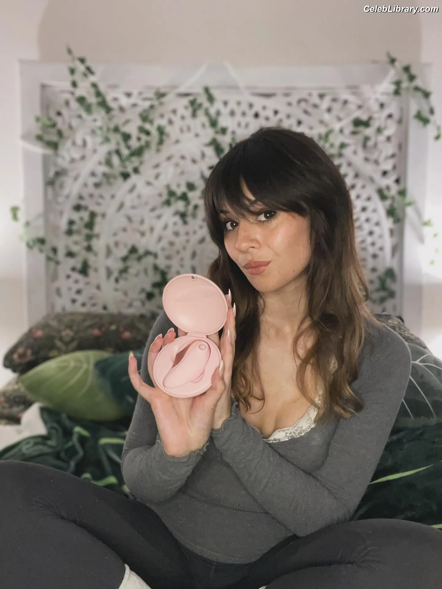 Nicole Maines photo 15 of 136