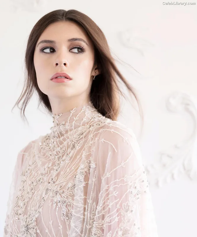Nicole Maines photo 3 of 137