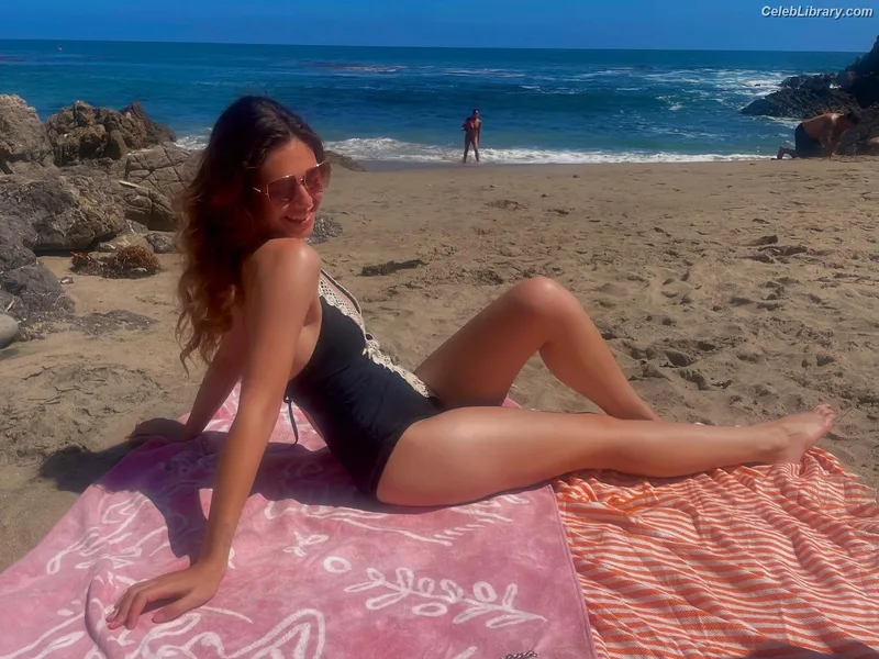 Nicole Maines photo 9 of 137