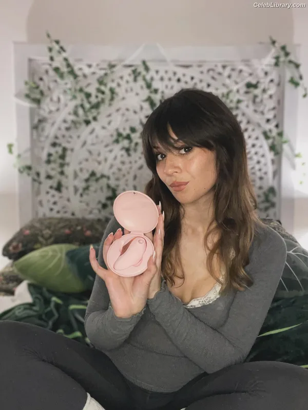Nicole Maines photo 15 of 137