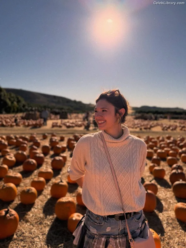Nicole Maines photo 23 of 137