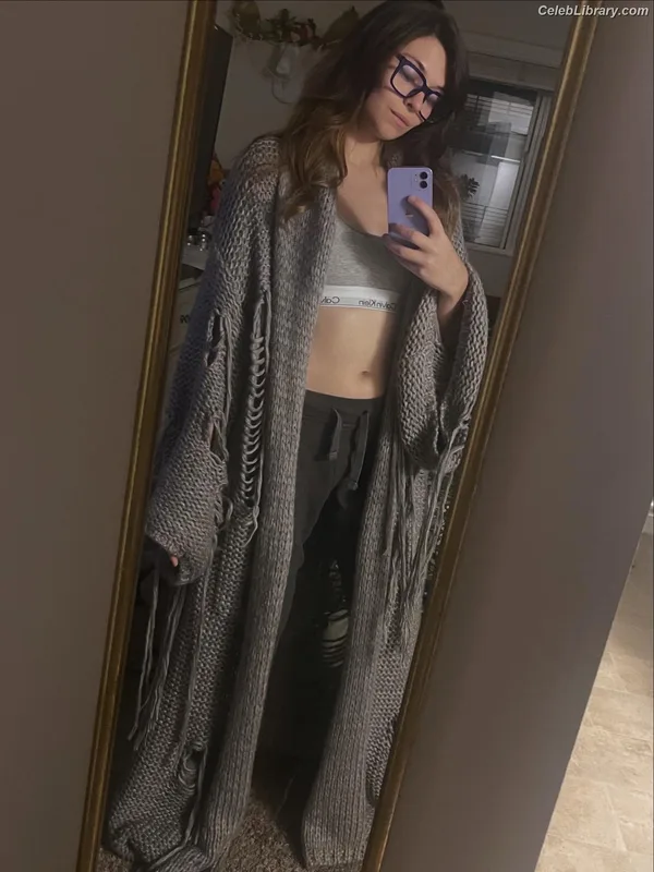 Nicole Maines photo 3 of 137