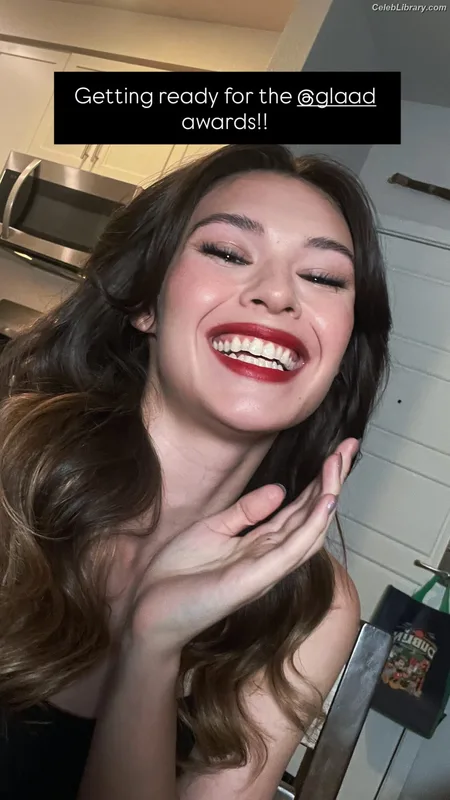 Nicole Maines photo 4 of 137