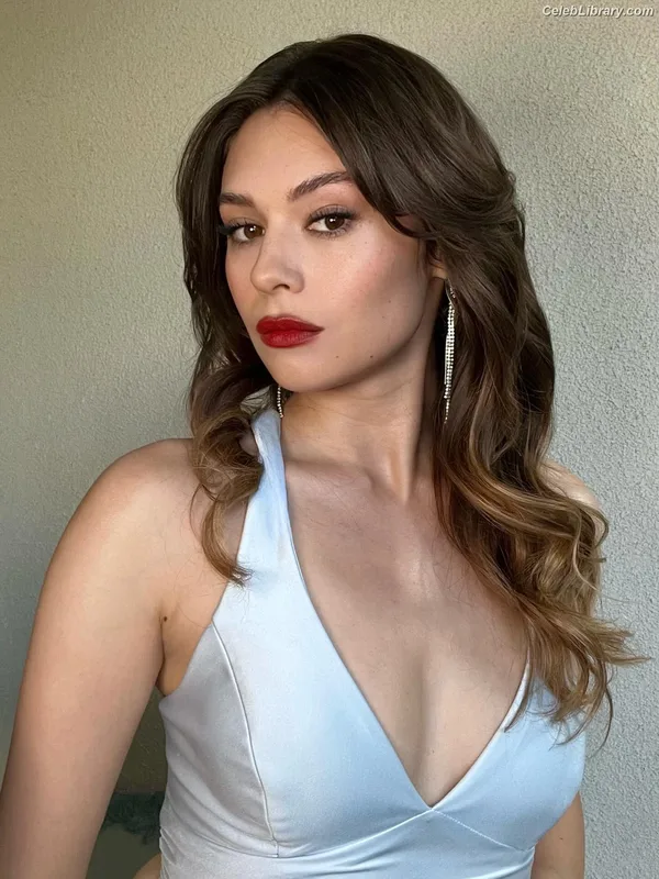 Nicole Maines photo 8 of 137