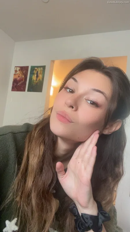 Nicole Maines photo 10 of 137
