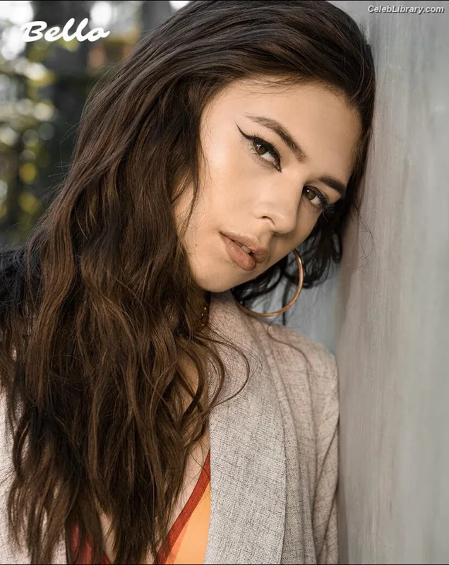 Nicole Maines photo 21 of 137