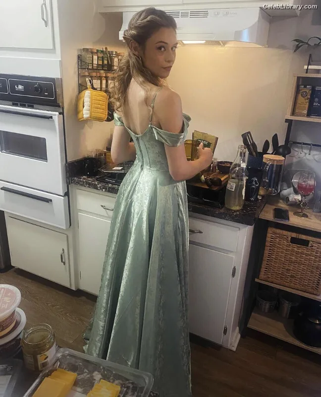 Nicole Maines photo 2 of 137