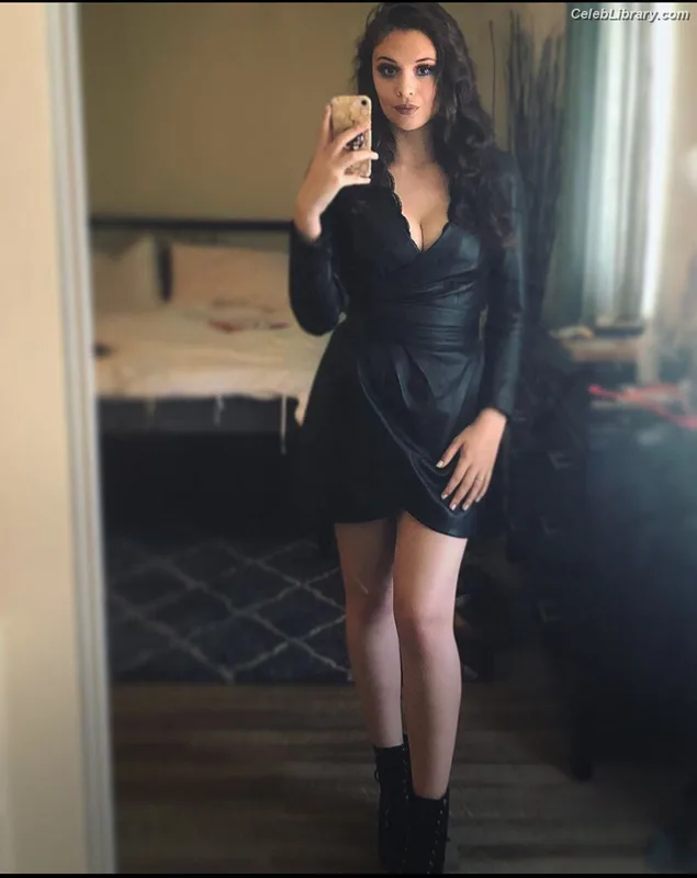 Nicole Maines photo 3 of 137