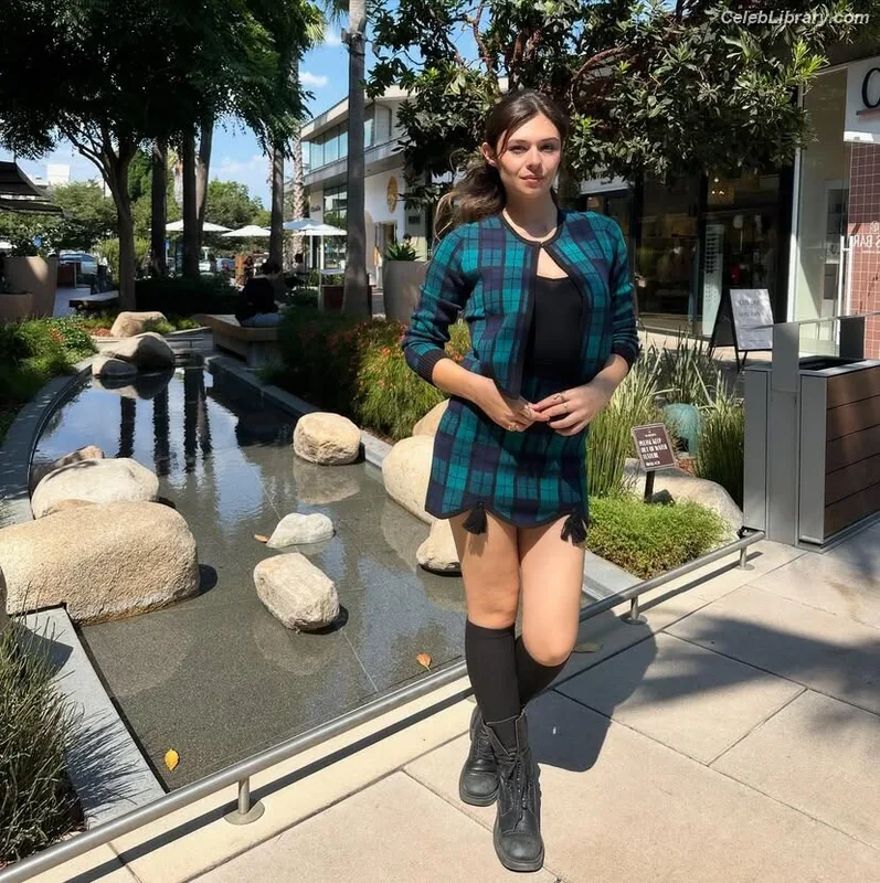 Nicole Maines photo 8 of 137