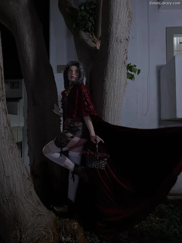 Nicole Maines photo 16 of 137
