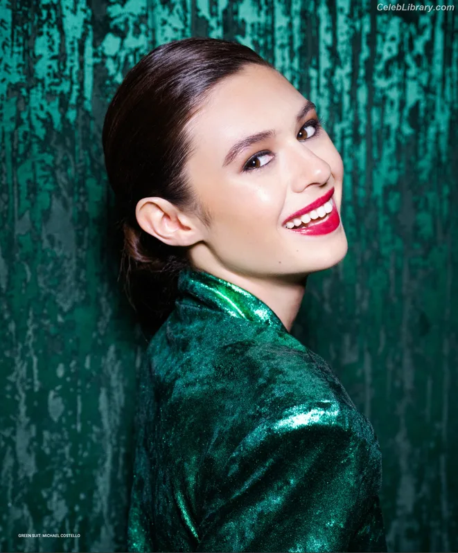 Nicole Maines photo 2 of 137