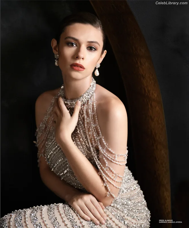 Nicole Maines photo 6 of 137