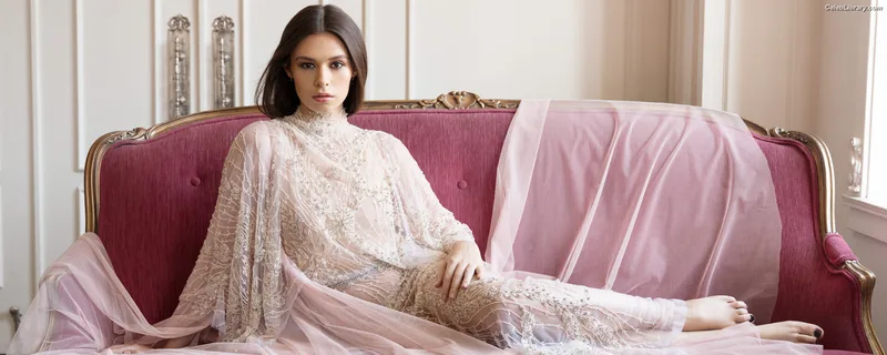 Nicole Maines photo 9 of 137