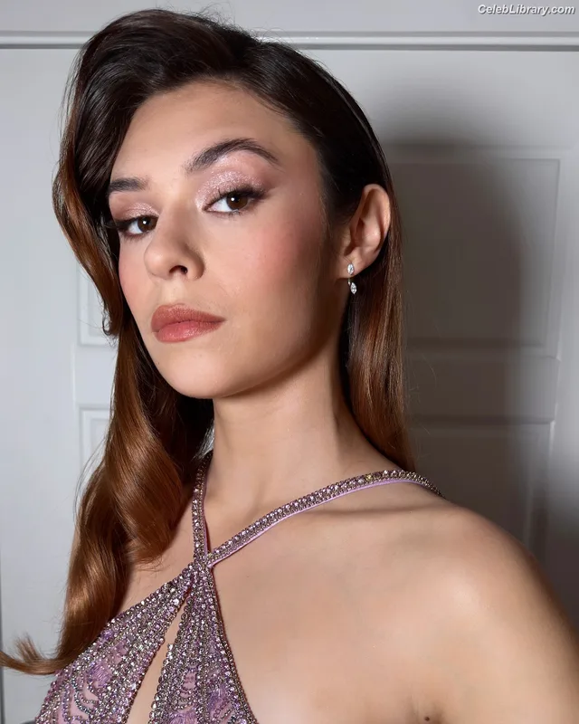 Nicole Maines photo 13 of 137