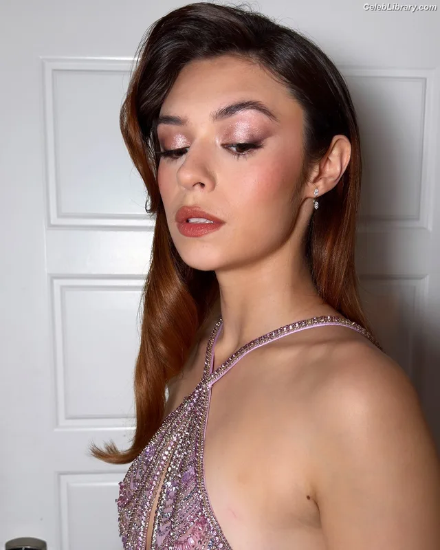 Nicole Maines photo 15 of 137