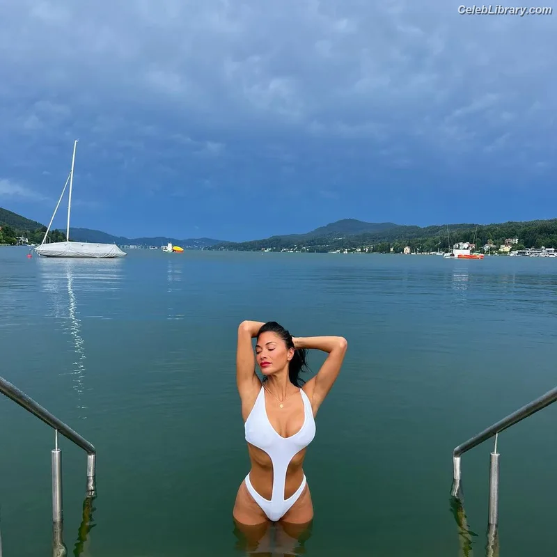 Nicole Scherzinger photo 5 of 1187