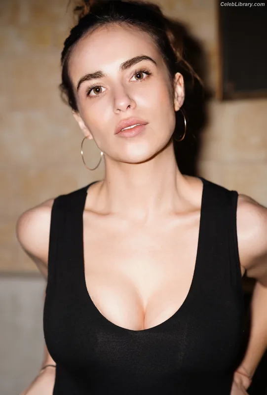 Nicolle Radzivil photo 7 of 124