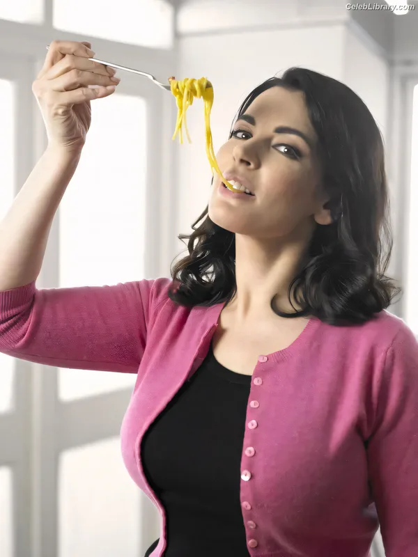 Nigella Lawson photo 9 of 355