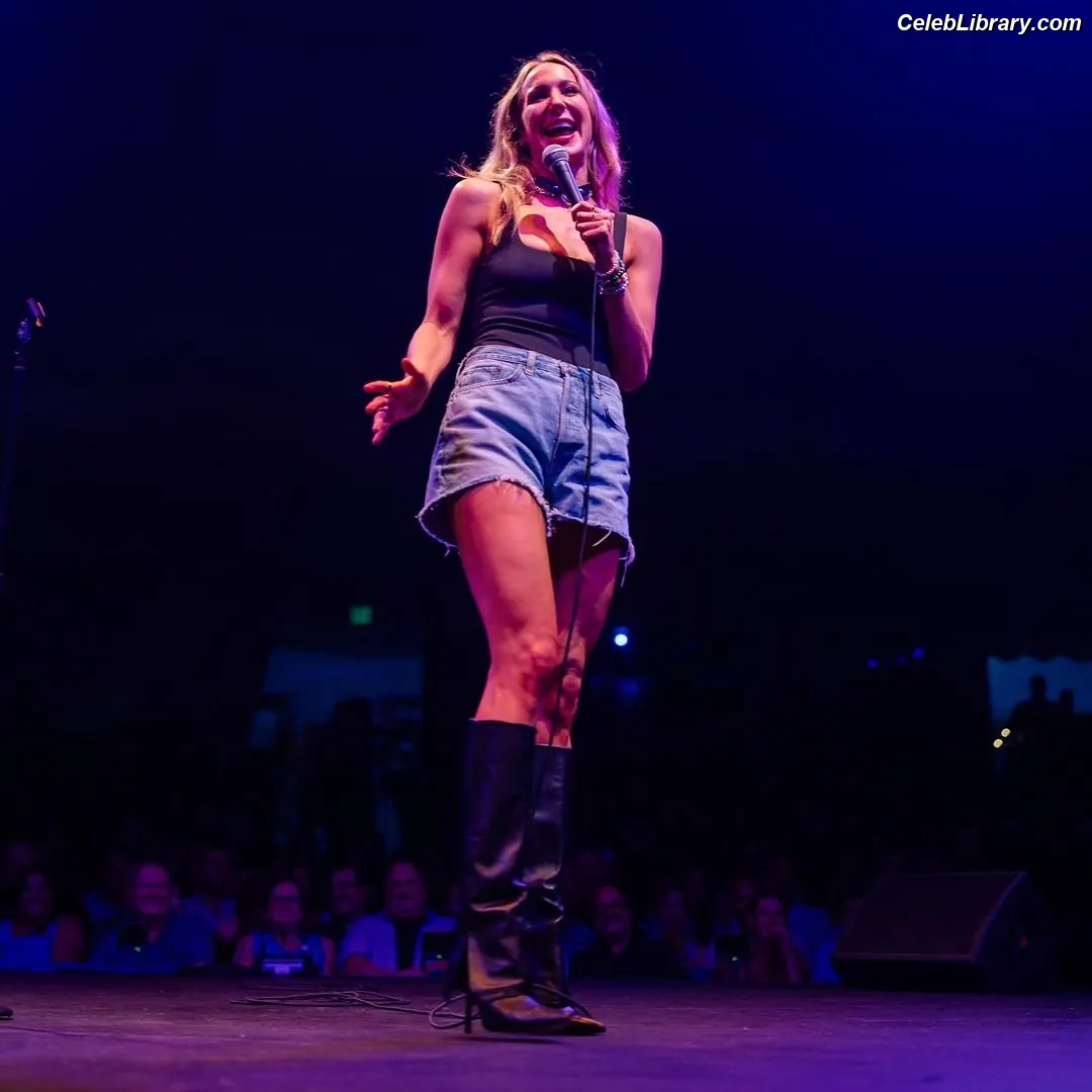 Nikki Glaser photo 3 of 559