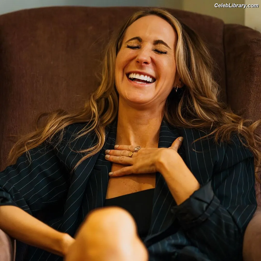 Nikki Glaser photo 4 of 559