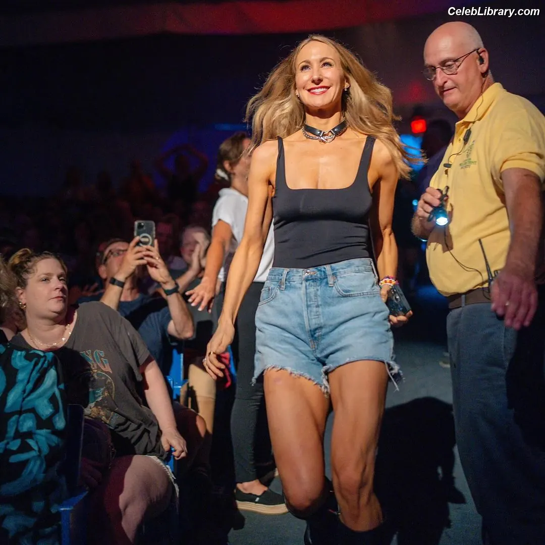 Nikki Glaser photo 7 of 559