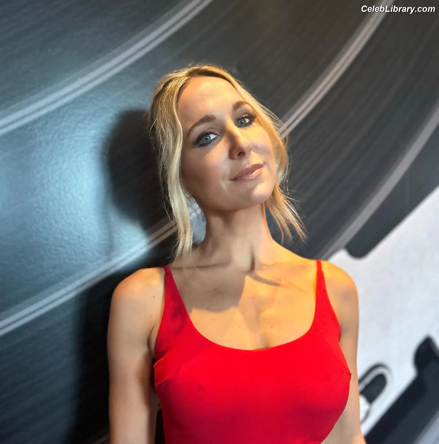 Nikki Glaser photo 23 of 559