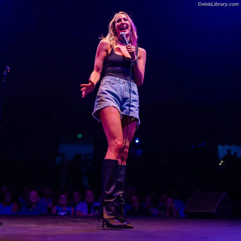 Nikki Glaser photo 3 of 560