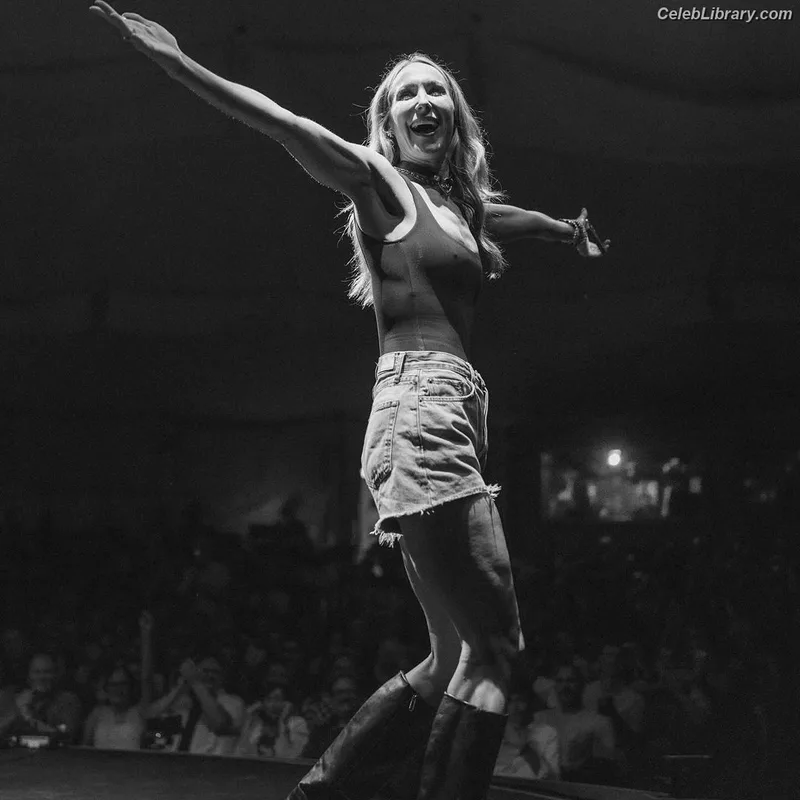 Nikki Glaser photo 5 of 560