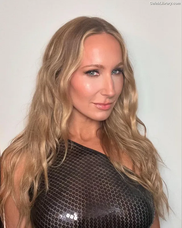 Nikki Glaser photo 20 of 560