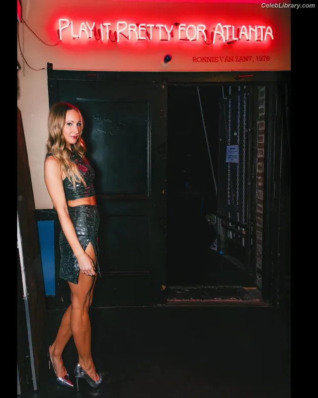 Nikki Glaser photo 13 of 560
