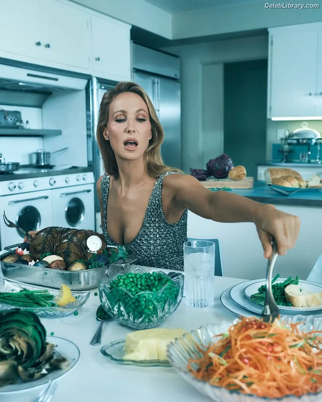 Nikki Glaser photo 22 of 560
